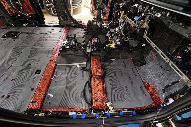 Aplicare reală strat fonoizolant podea auto