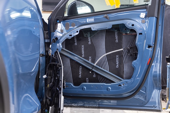 Aplicare reală strat termo-fono izolant pe ușă