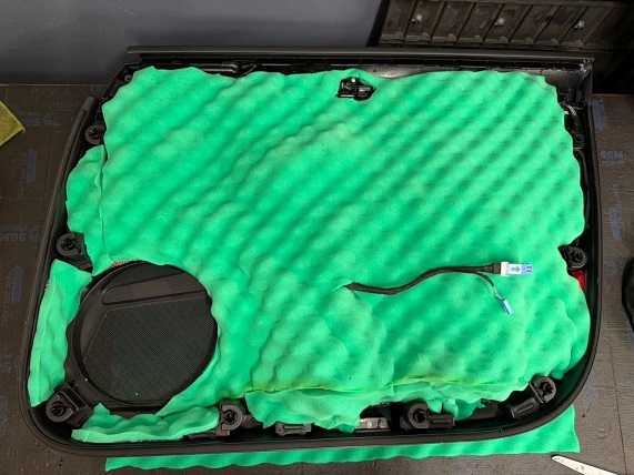 Aplicare reală fonoabsorbant pe fața de ușă